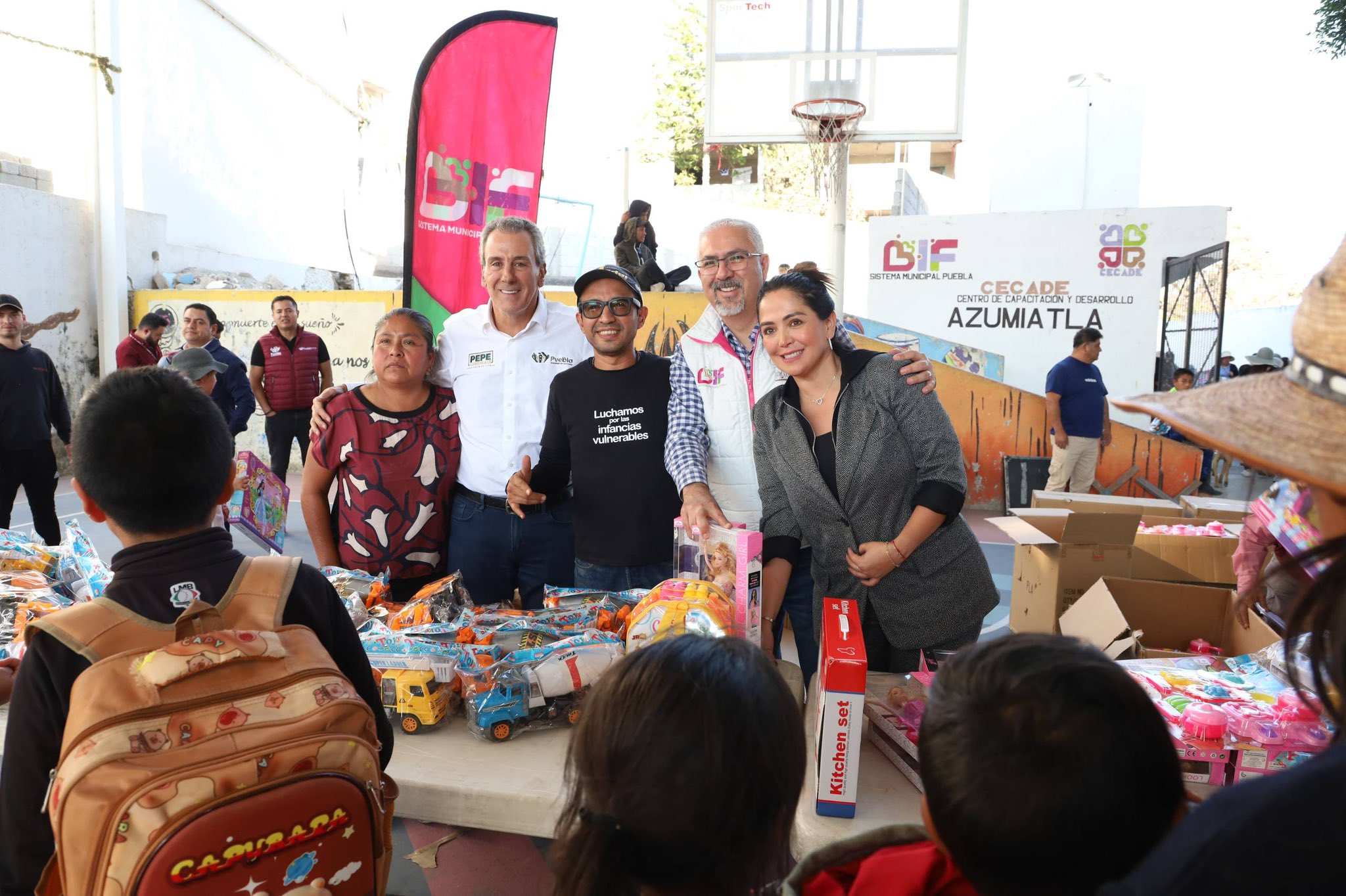 Pepe Chedraui entrega juguetes